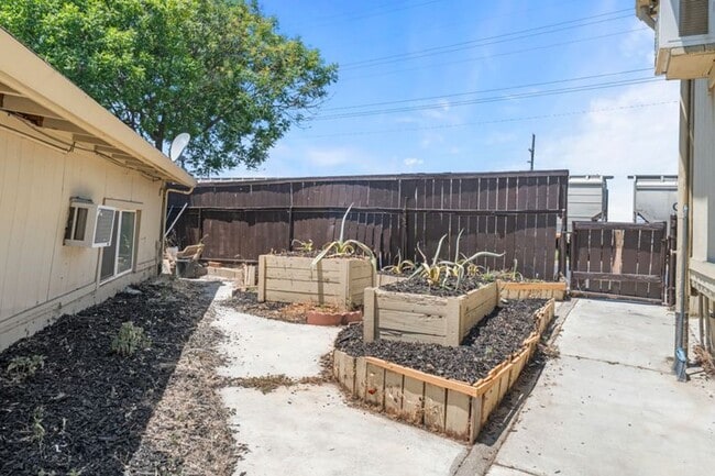 Building Photo - 1 Bedroom 1 Bath duplex in Roseville!
