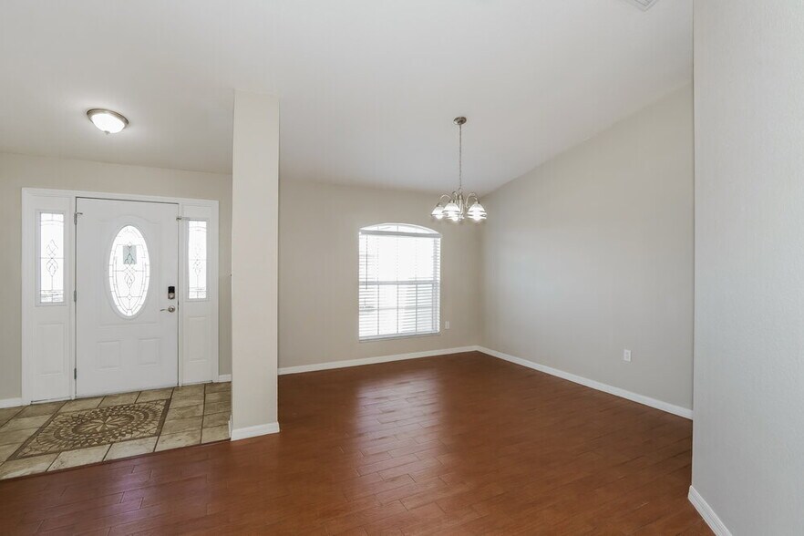 Building Photo - 8834 Pebblebrooke Dr