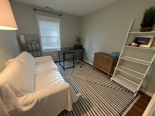 Building Photo - Charming 3-Bedroom Home with Modern Comfor...