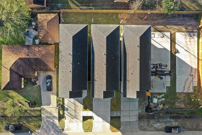 Building Photo - 1067 St Clair St