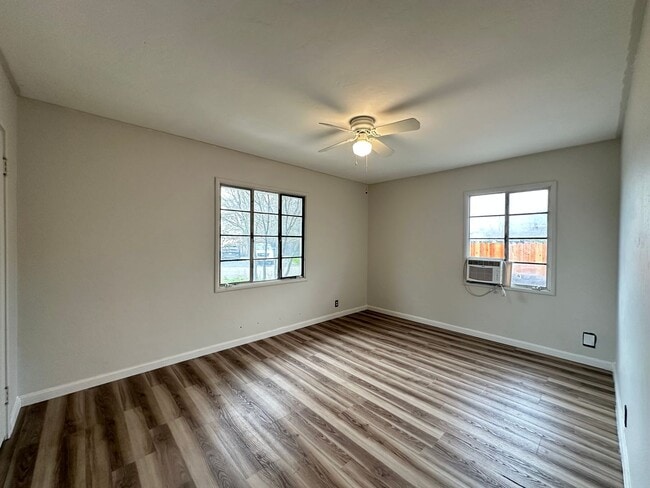 Building Photo - Corner Lot!