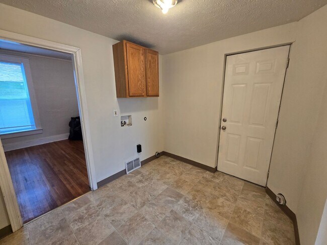 Building Photo - South Hill Home!! Available Now!