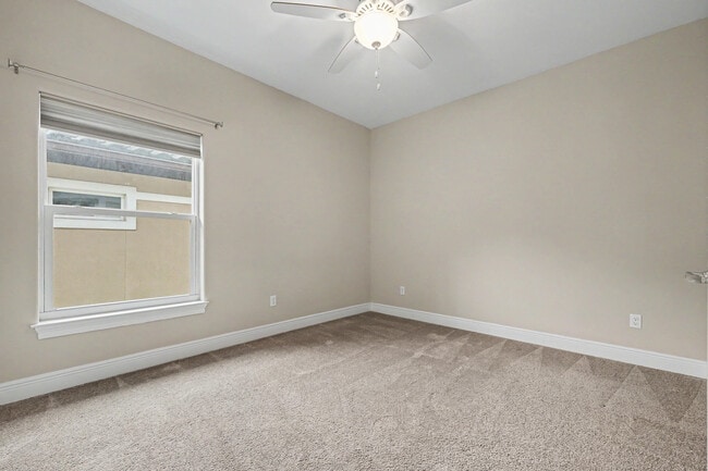 Building Photo - 490 Soundview Ct