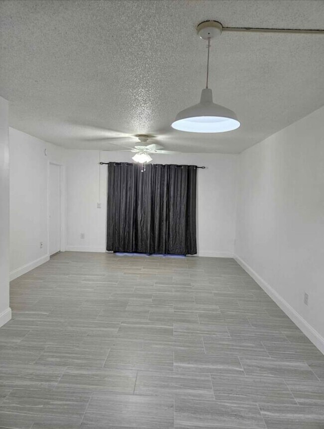 Building Photo - 20910 NE 8th Ct