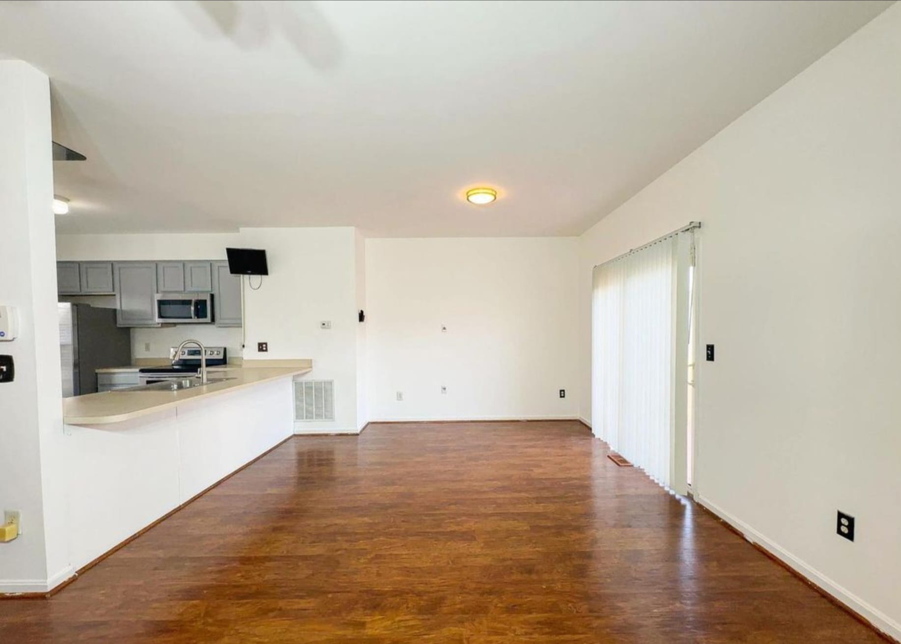 Living area - 8153 Telegraph Rd