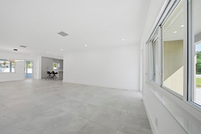 Building Photo - 2001 NE 17th Way