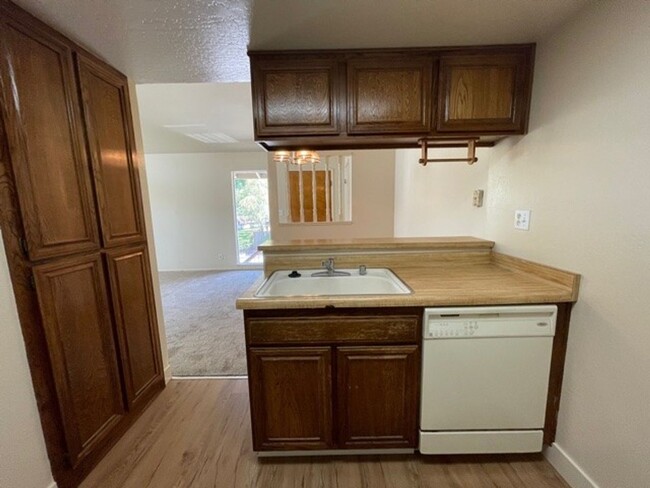 Building Photo - Pleasant Hill 2 bedroom 2 bath condo w/fre...