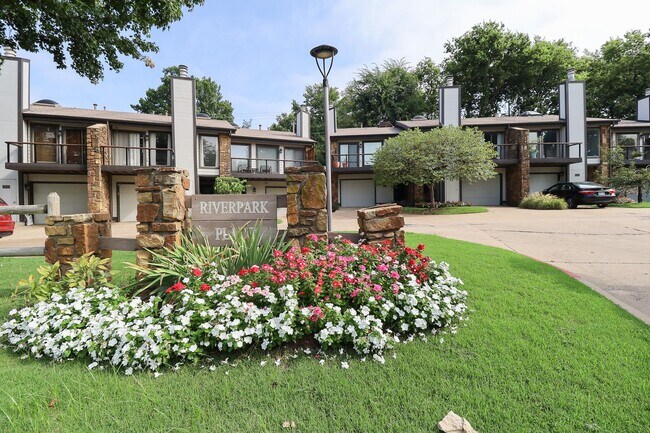 Building Photo - $1,655 / 2 Bed / 2 Bath / 1,150 sqft REMOD...