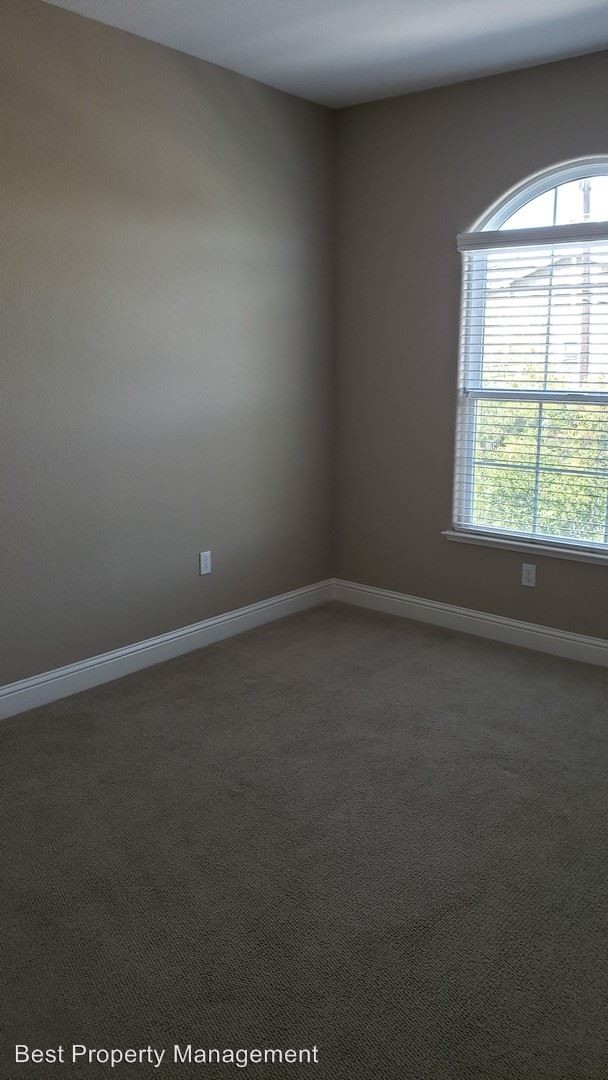 Building Photo - 4 br, 2.5 bath House - 286 N L St