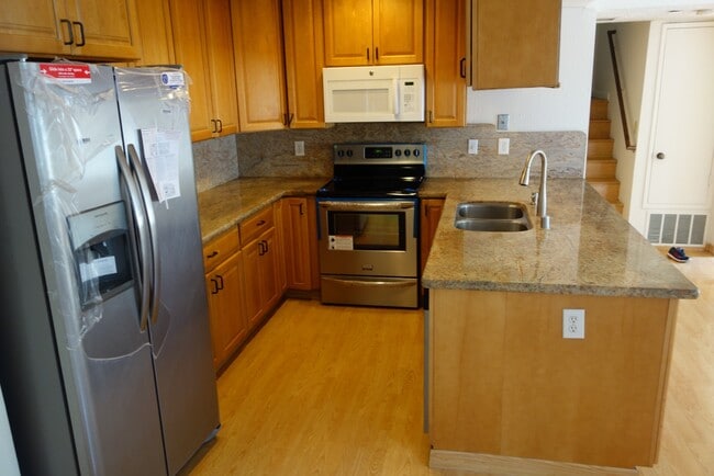 Building Photo - Bright 3-Bed condo with In-Unit Laundry, Pool Access, and Assigned Carport in Fremont