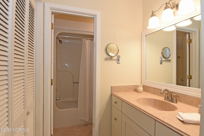 Building Photo - 6338 Oleander Dr