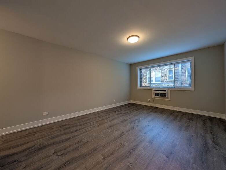 Building Photo - 530 W Surf St