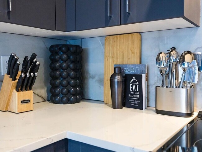 Building Photo - 303 31st Ave N