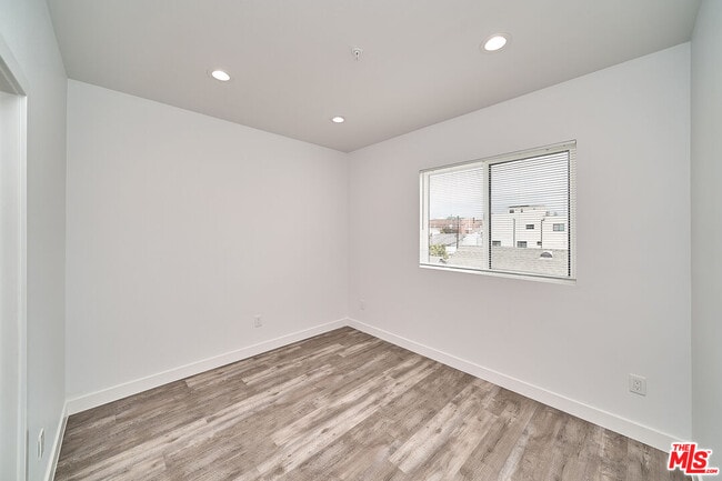 Building Photo - 601 W 41st Pl