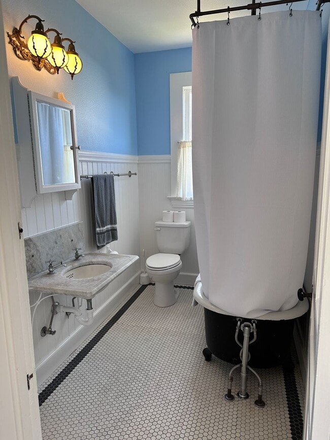 Building Photo - Stunning 1890 Eastlake Victorian | 5 Bedrooms | 2 Bathrooms | Flex Spaces | Steps from Old Town E...