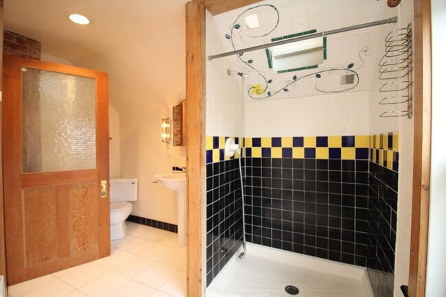 Building Photo - 3824 N Kerby Ave