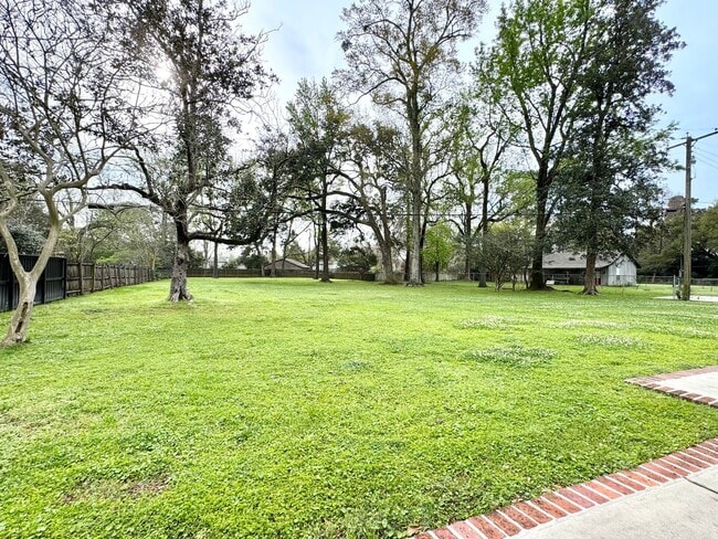 Building Photo - Vintage 2BR/2BA on Stanford Ave with Huge Fenced Yard & Lawn Care Included