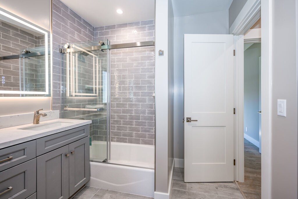 Building Photo - 494 S Marengo Ave