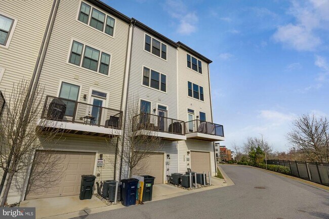 Building Photo - 6106 Chronicle St