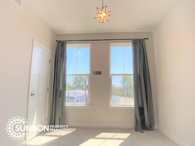 Building Photo - Beautiful 4 Story Townhome in South Charlotte!