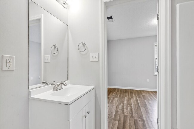 Building Photo - University Woods Retreat: 4 BR/4 Bath minutes to NCSU!