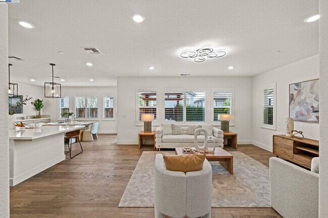 Building Photo - 318 Paradiso Ct