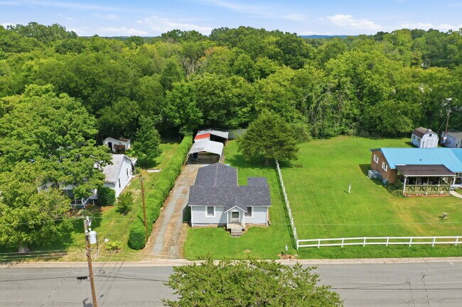 Building Photo - 715 Larry Ave