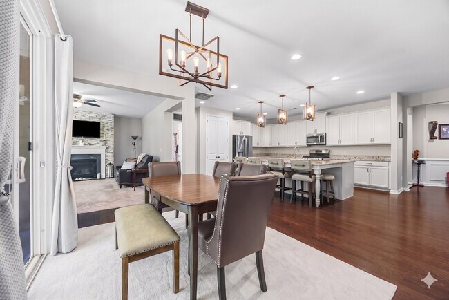 Building Photo - Amenity-Rich Neighborhood!
