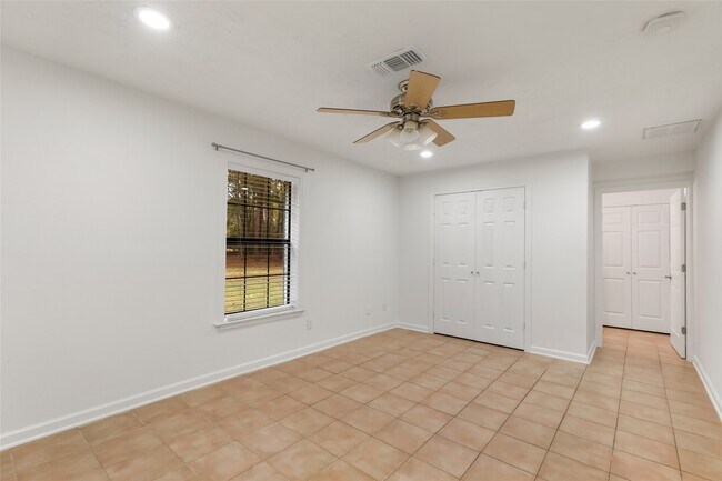 Building Photo - 22595 Pineridge Dr