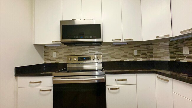 Building Photo - 12 NE 19th Ct