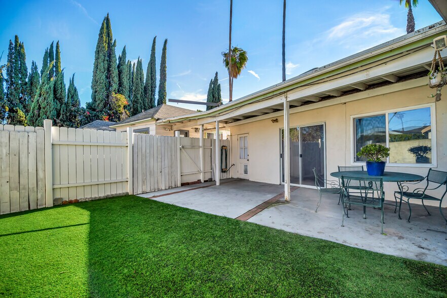 Building Photo - 15157 Valleyheart Dr