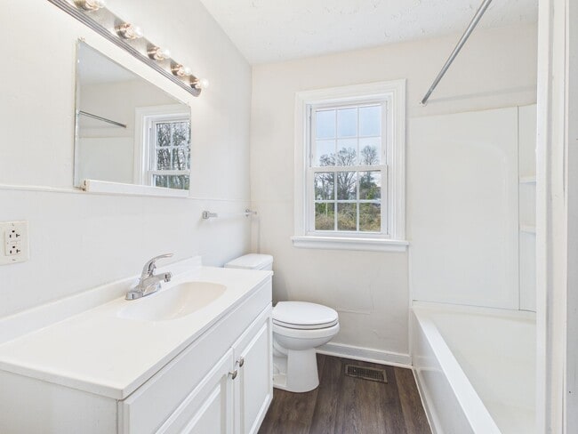 Building Photo - 2609 Harold Ave