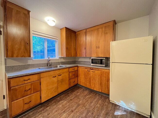 Building Photo - Lovely 2 Bed + 1 Bath Unit in Forest Grove...
