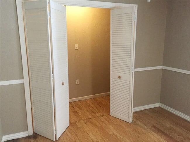 Building Photo - Remodeled 1 story home in Hurst with original plank wood flooring