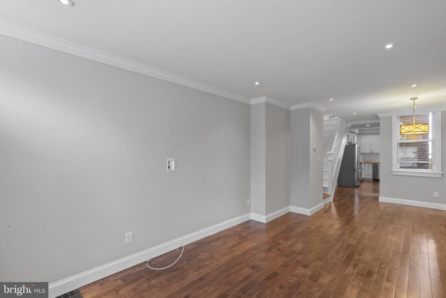 Building Photo - 832 S Milton Ave
