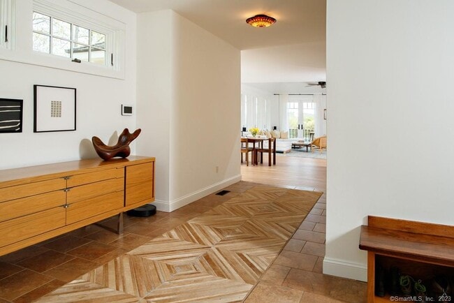 Building Photo - 121 Quaker Hill Rd