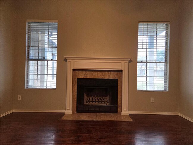 Building Photo - 3001 Rochelle Dr