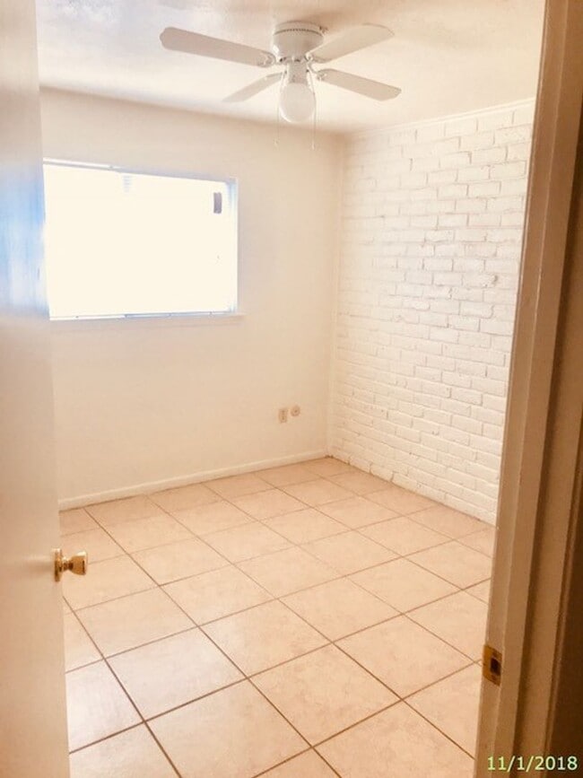 Building Photo - 2 BEDROOM 2 BATH PATIO HOME WITH 1010 SF