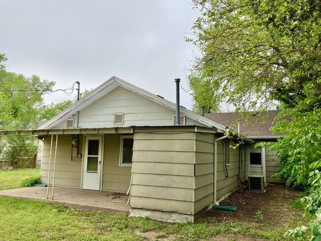 Building Photo - 3 bed 1 bath, garage, quiet street