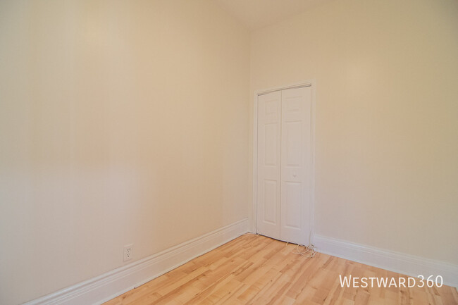 Building Photo - 3356 N Kenmore Ave