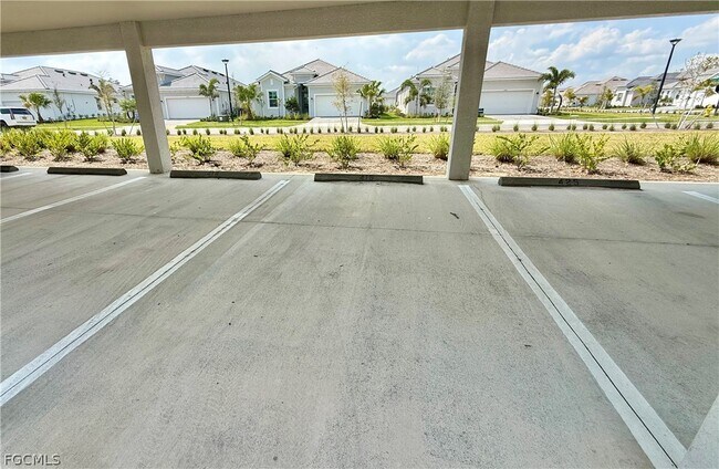 Building Photo - 15285 Grn Acrs Ave