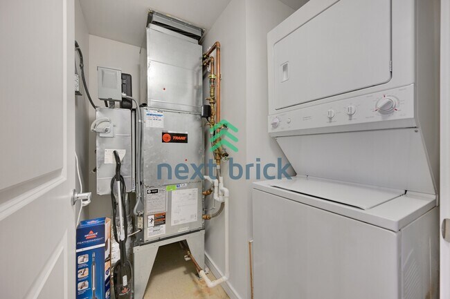 Building Photo - 1 Bedroom | 1 Bathroom | Southeast-Facing High-Floor Condo in Denny Triangle