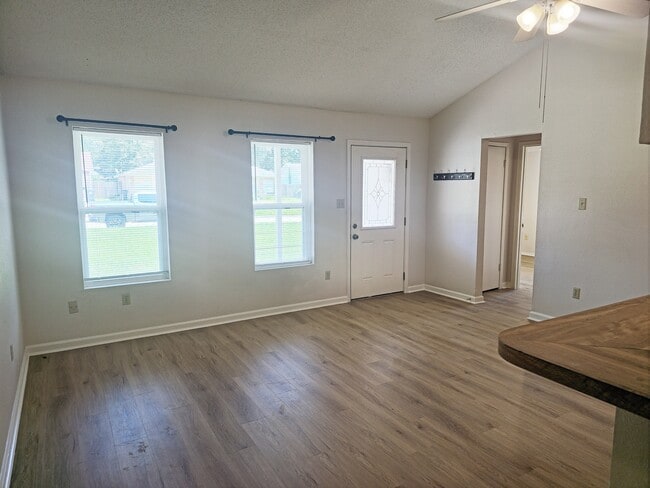 Building Photo - 371 Forest Loop