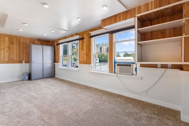 Building Photo - Large Studio apt close in SW! Pets OK!