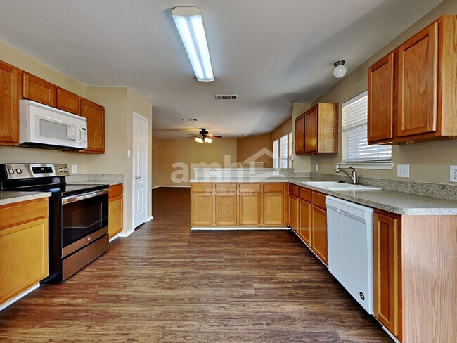 Building Photo - 729 Redwing Dr