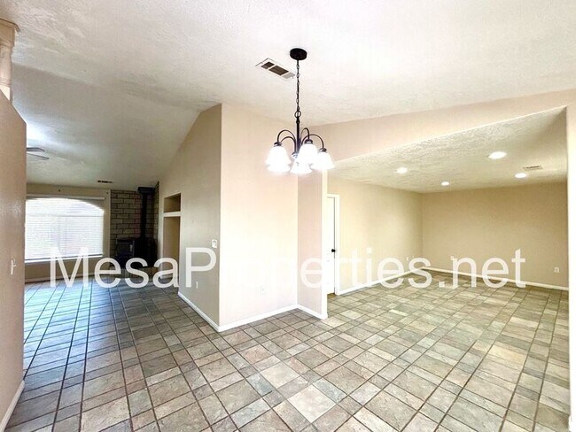 Building Photo - 15601 Sultana St