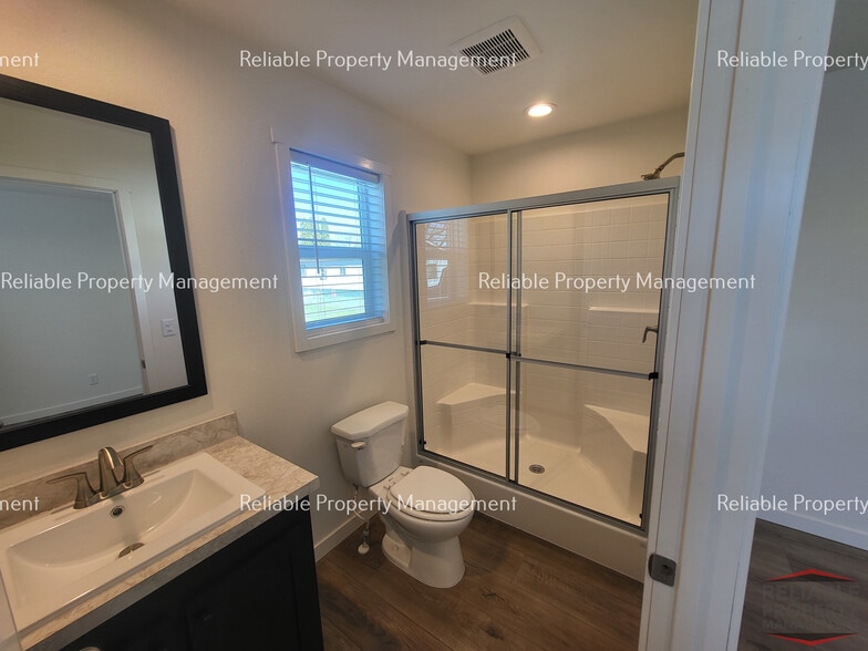 Building Photo - 850 Eden Dr