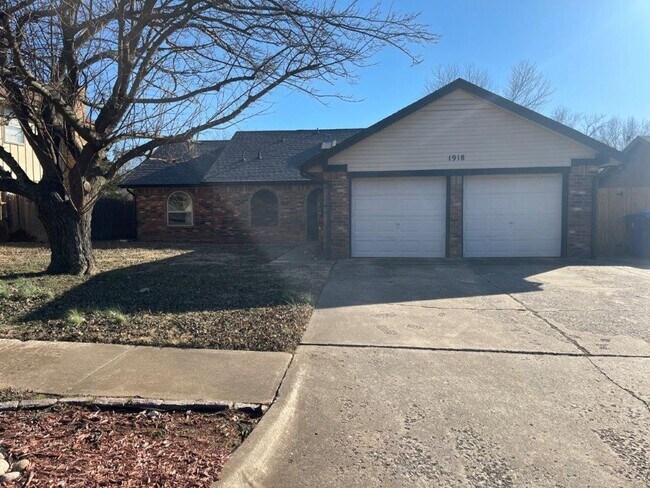 Building Photo - 3 bed 2 bath, 2 car with wood floors, fenc...