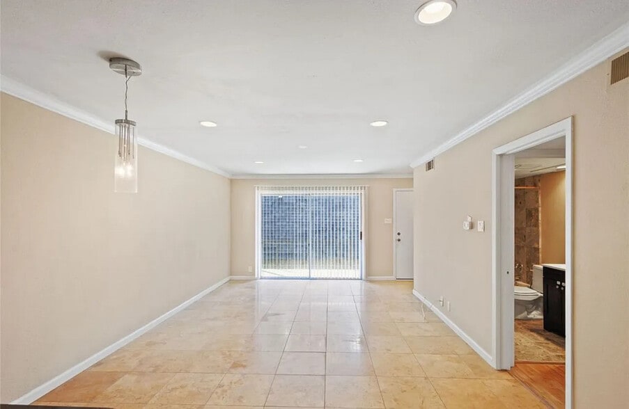 Building Photo - Room in Condo on Fleetwood Oaks Ave