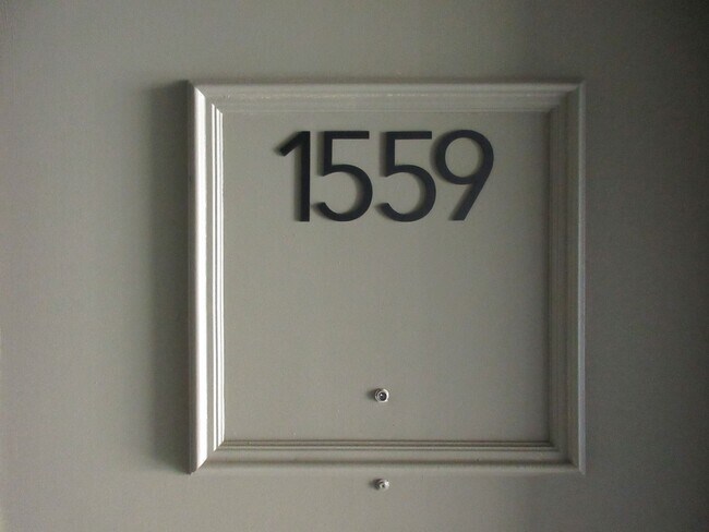 Building Photo - Two Bedroom Apartment w/ Washer and Dryer